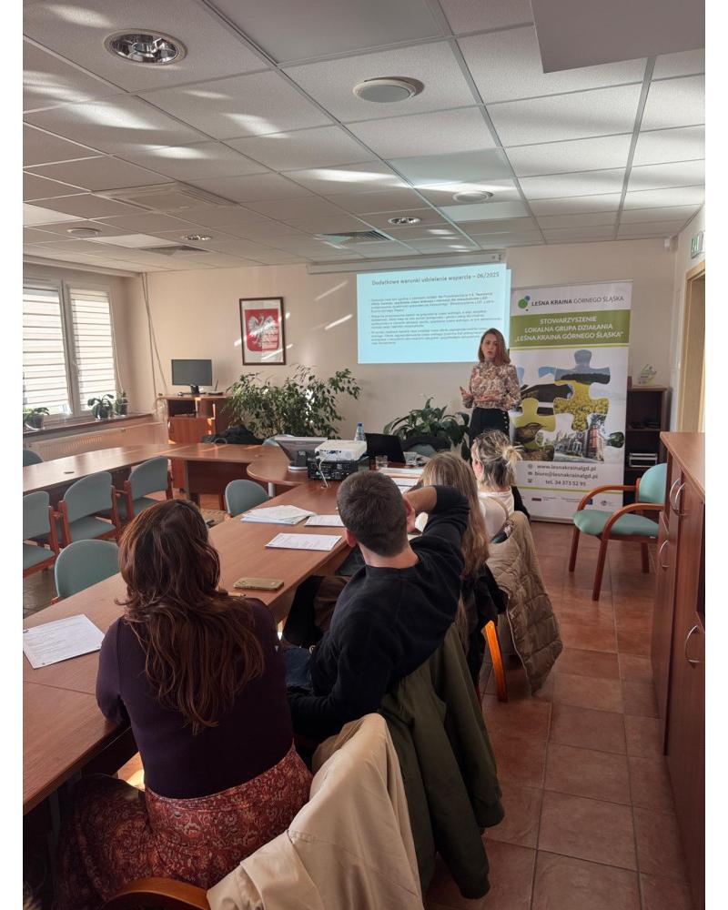 Ktoś tam mówi na szkoleniu